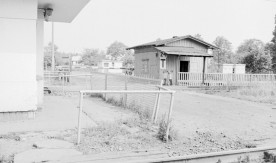 "Budka dróżnika na przejeździe w Suchej Żyrardowskiej", 1981 (2). Fot....